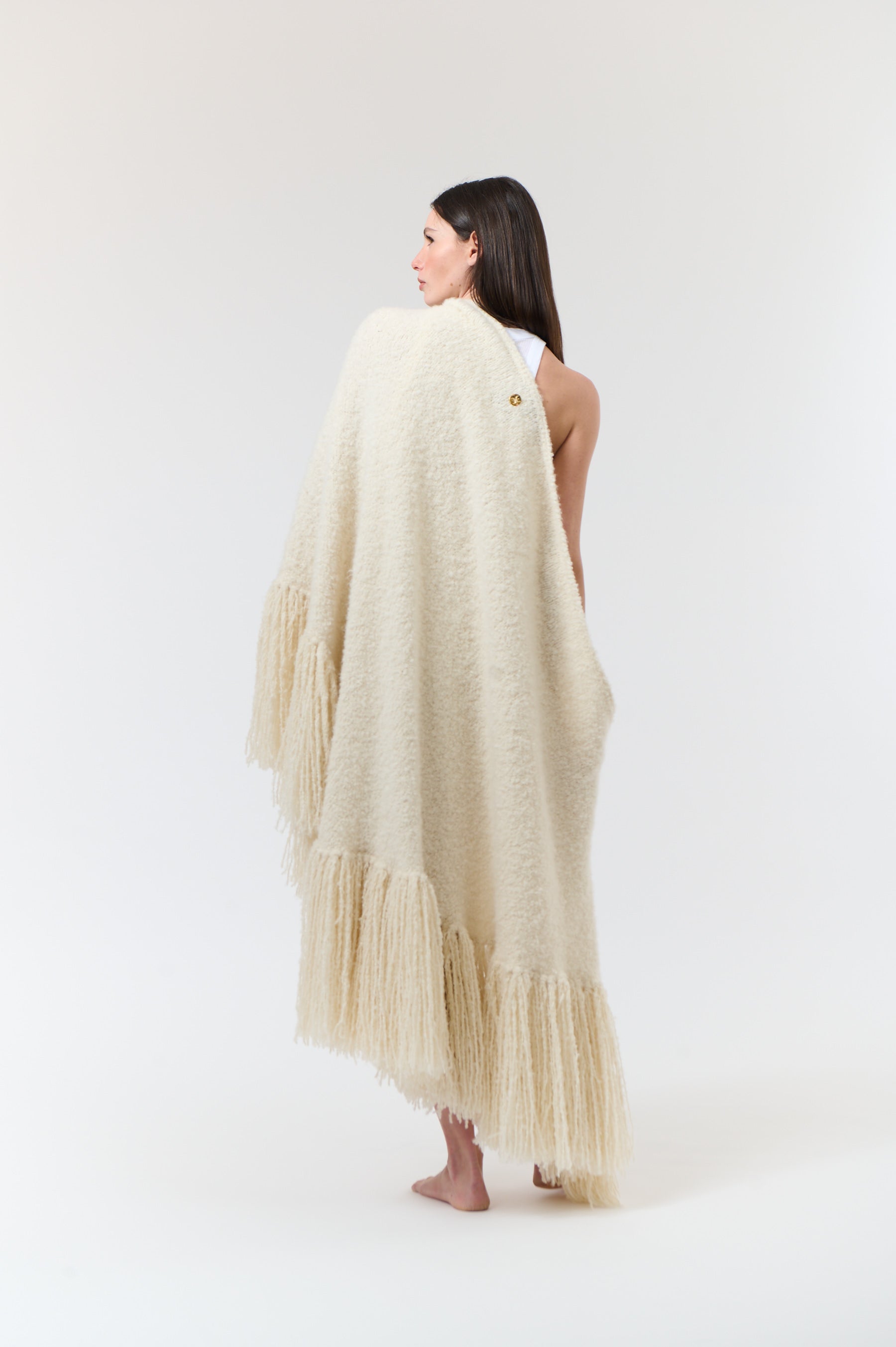 Scialle Manta in Curly Cashmere, Marna White, On Model