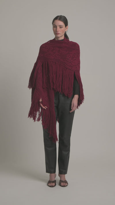 Scialle Peonia in Merino Wool, Bordeaux, On Model, Video
